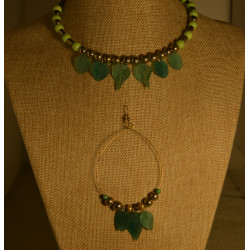 Women's choker set with glass & golden beads accentuated with glass leaves.