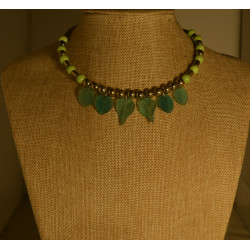 Women's choker set with glass & golden beads accentuated with glass leaves.