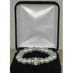 Women's bracelet with pearl and glass beads accentuated with rhinestones.