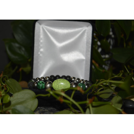 Men's bracelet with lava & malachite/glass beads